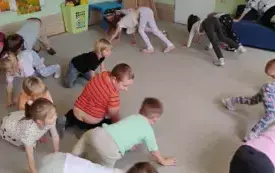 dzieci chodzą po sali na czworakach