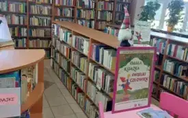 regały z książkami