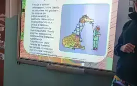 slajd na tablicy multimedialnej przedstawiający napisy czym się r&oacute;żni weterynarz pracujący w zoo od weterynarza pracującego w gabiniecie