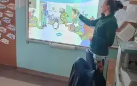 pani wskazuje na tablicę multimedialną na kt&oacute;rej wączona jest prezentacja Weterynarz w zoo