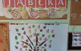 dekoracja dzień jabłka oraz drzewo z małymi obrazkami jabłek