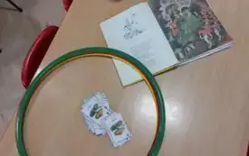 akcesoria do zajęć na temat grzyb&oacute;w figurki obrazki obręcze książka
