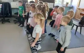 dzieci stoją na dywanie