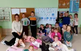 grupa dzieci wraz z panią pozuje do zdjęcia w tle dekoracja światowy dzień mycia rąk