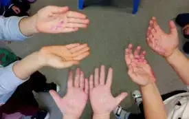 sześć dłoni na kt&oacute;rych widać brokat