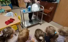 dzieci obserwują eksperymenty 