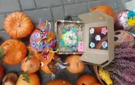 kolorowe udekorowane dynie leżą  na schodach i w wejściu do przedszkola 