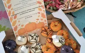 kosz z cukierkami pudełko z donatami udekorowanymi hallowenowo dyplom dla grupy III