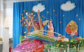 pani w kolorowym ubraniu i peruce kręci dużą ilością hula hoop 