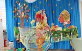 pani w kolorowym ubraniu i peruce kręci dużą ilością hula hoop 