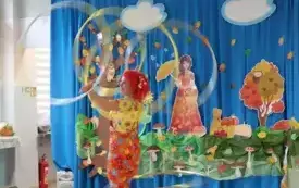 pani w kolorowym ubraniu i peruce kręci kilkoma hula hoop na rękach i ciele