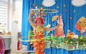 pani w kolorowym ubraniu i peruce kręci trzema hula hoop