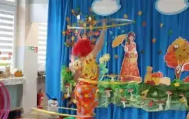 pani w kolorowym ubraniu i peruce kręci trzema hula hoop