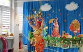pani w kolorowym ubraniu i peruce kręci hula hoop