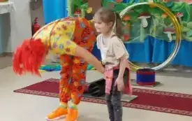 pani w kolorowym ubraniu i peruce i dziewczynka kłaniają się