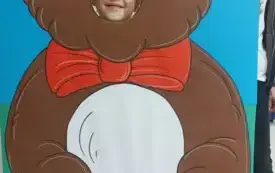 dziewczynka z buzią w fotobudce w kształcie brązowego misia