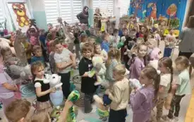 dzieci na sali widać dekoracje miś dzieci trzymają maskotki