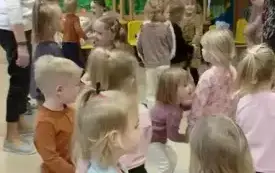 dzieci stoją w parach i trzymają się za obie ręce
