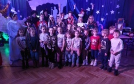 grupa dzieci pozuje do zdjęcia wraz z aktorami przedstawienia