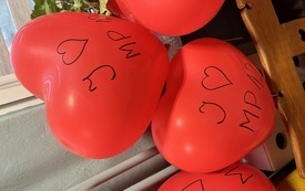 czerwone balony w kształcie serc z napisem I love MP 12