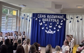 dzieci w programie artystycznym w tle dekoracja z motylkami czas rozwinąć skrzydła