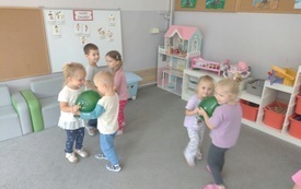 dzieci w parach trzymają balony pomiędzy sobą
