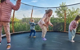 dzieci skaczą na trampolinie