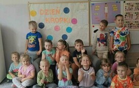 Dzieci pozują do zdjęcia. 