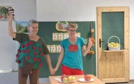 dwie panie nauczycielki prezentują jabłka i produkty z jabłek