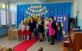dwie dzieczynki i cztery panie pozują do zdjecia na czerwonym dywanie