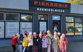grupa dzieci stoi na chodniku w tle piekarnia rzemieślnicza