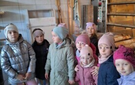 grupa dzieci na tle łopat drewnianych 