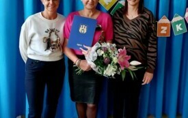 pani dyrektor pani Ania z nagrodą i pani wicedyrektor