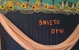 dekoracja z pomarańczową wstęgą napis święto dyni