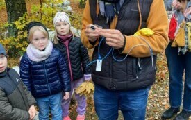 dzieci w towarzystwie pana przewodnika