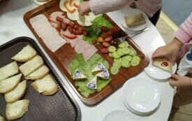 Produkty spożywcze leżące na tacach. 