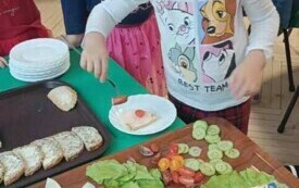 Dziewczynka rozbi kanapkę. 