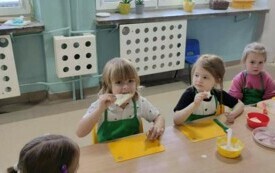 Dzieci robią tortlle przy stoliku