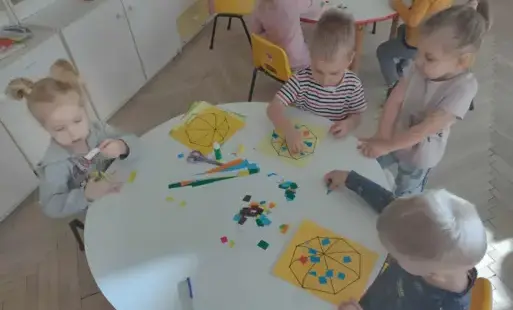 Zdjęcie do Mali artyści z grupy I i ich dzieło "Dziecko w deszczu".