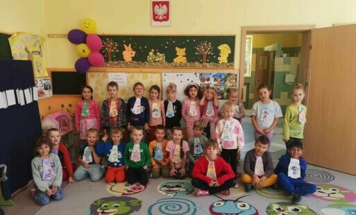 Dzieci stoją w grupie. 