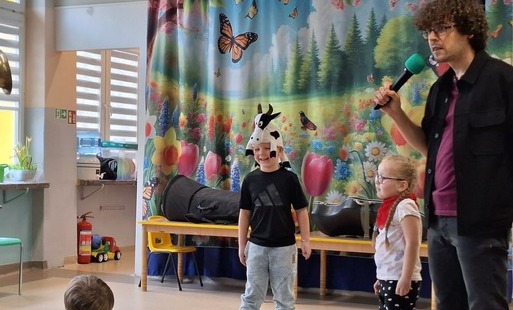 dwoje dzieci oraz pan z mikrofonem 
