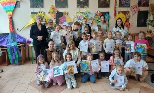 Zdjęcie do Uroczyste podsumowanie konkursu "Bajkowy latawiec" w Bibliotece.